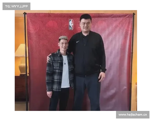 姚明现身青少年联赛颁奖现场 鼓励小球员坚持热爱追求梦想 姚明现身青少年联赛颁奖现场 鼓励小球员坚持热爱追求梦想